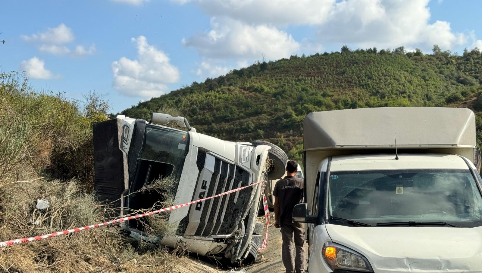arnavutkoyde hafriyat kamyonu devrildi jGhSOHeG