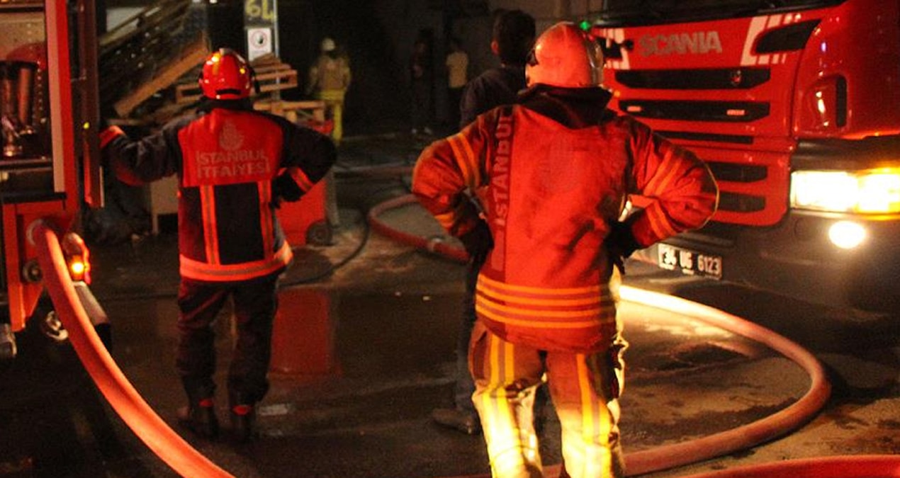 avcilarda bir evin catisinda baslayip 3 binaya sicrayan yangin sonduruldu 9rtO5CId