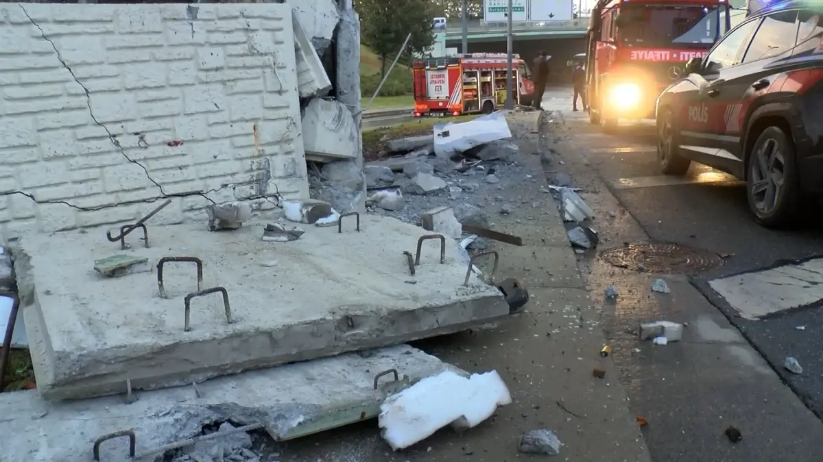 bakirkoyde cevik kuvvet otobusu kaza gecirdi SOTSmIA2.jpg