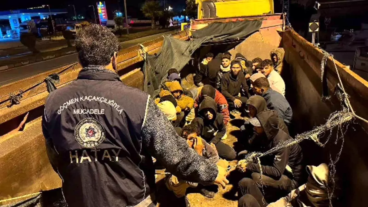 hatayda insan taciri hafriyat kamyonunda 28 kacak gocmenle yakalandi 6Cjba59K.jpg