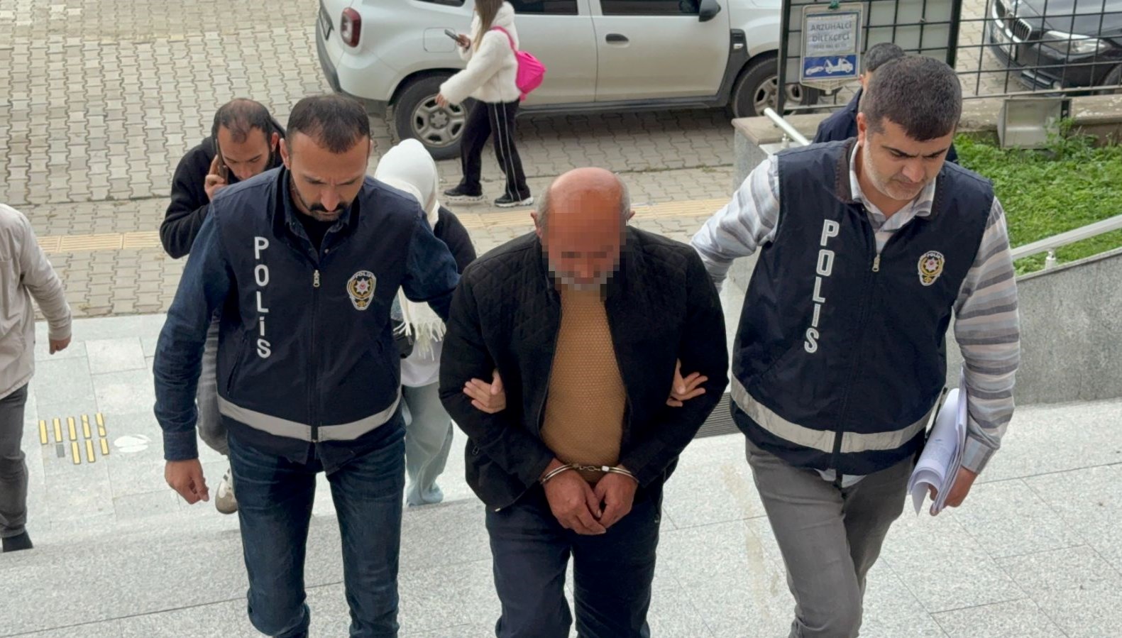 kiralik aracla kaza yapan oglu yuzunden banka soydu kxSIxW6U.jpg