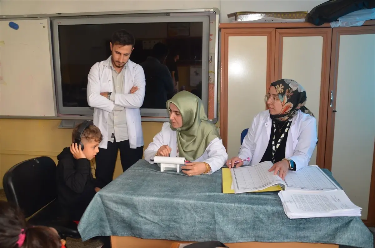 musta ogrencilere isitme testi uygulaniyor G2nv2wr1.jpg