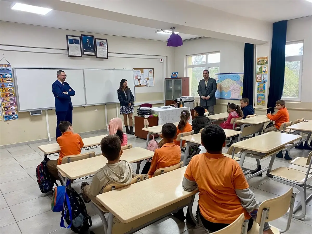 pinarhisar kaymakami enver ozderin ogrencilerle bulustu VKJ95mrm.jpg
