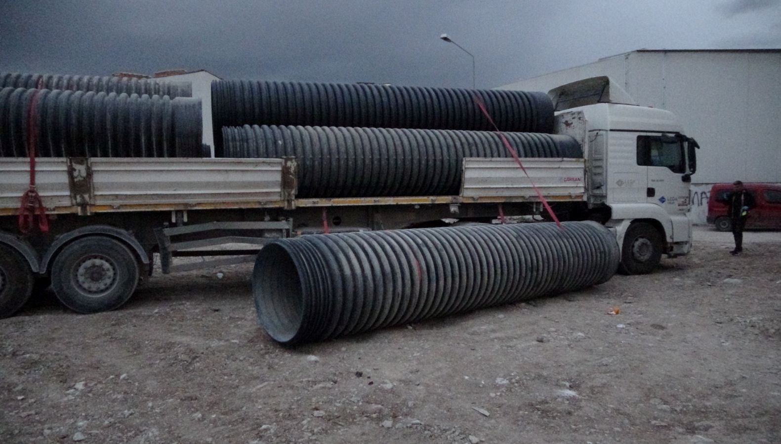 santiyede calisirken uzerine 750 kilo plastik borudustu b59aU8kb.jpg