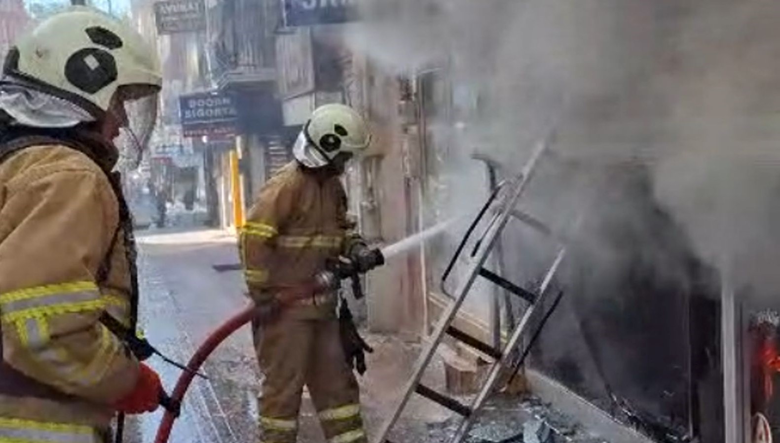 telefon magazasinda korkutan yangin kJYUlfsS