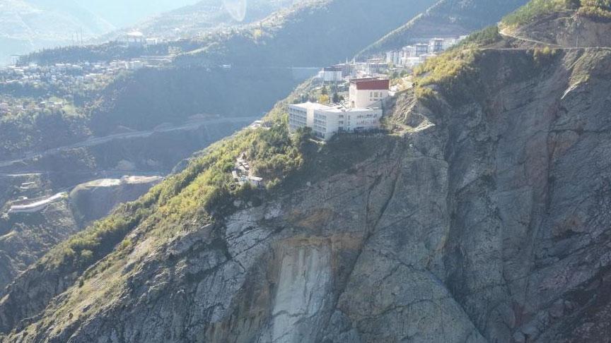 artvinde buyuk panik kopan dev kaya parcasi nedeniyle 2 lise tahliye edildi AQQftMdU.jpg