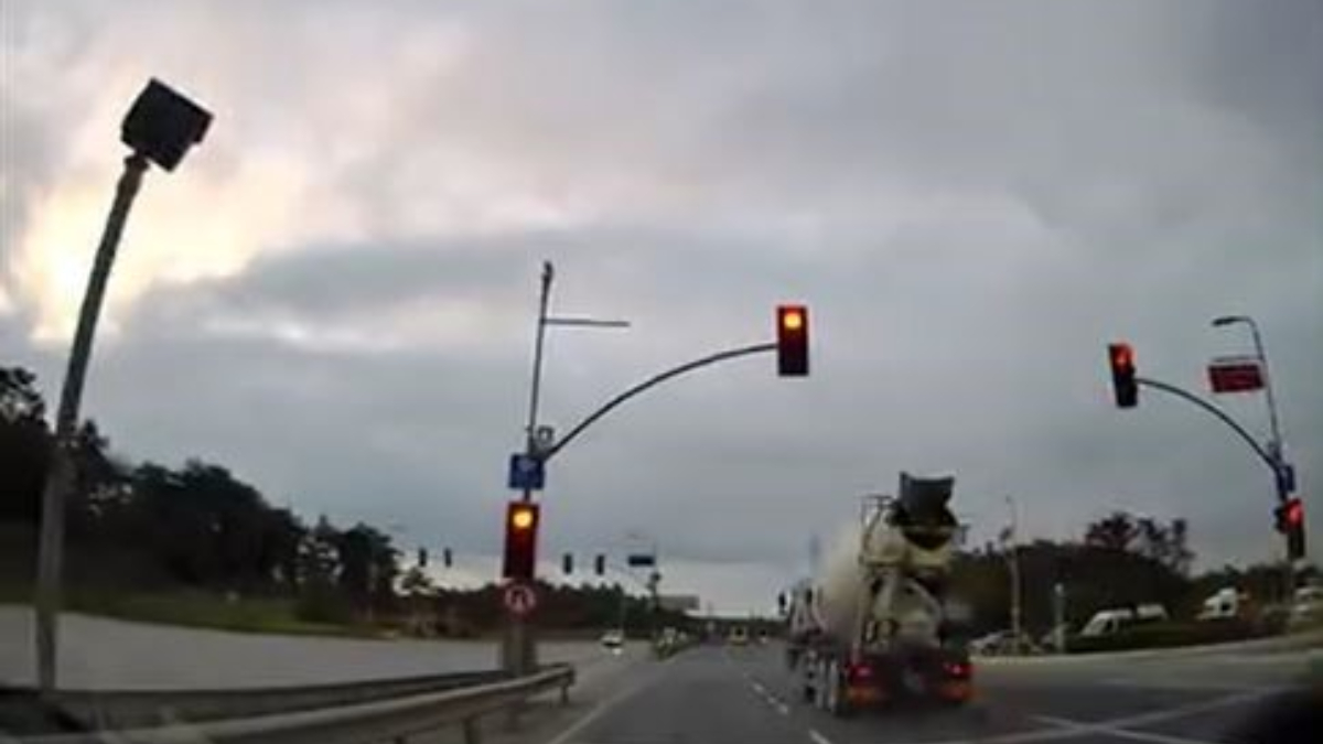 istanbulda kirmizi isik ihlali sonrasi suruculer olumden dondu TH63twfU.jpg