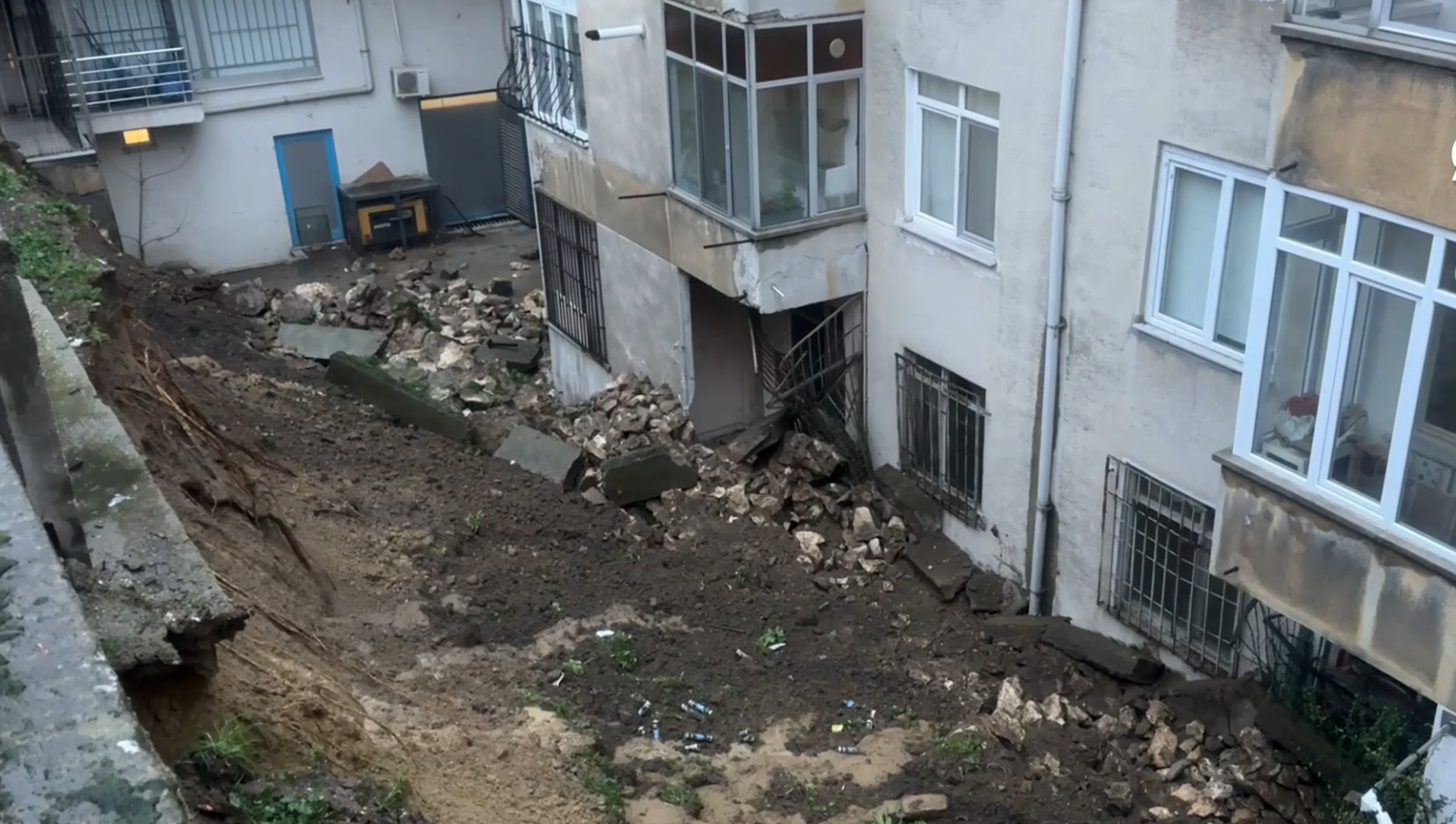 Edirne’de sağanak yağış nedeniyle bir apartmanın istinat duvarı çöktü